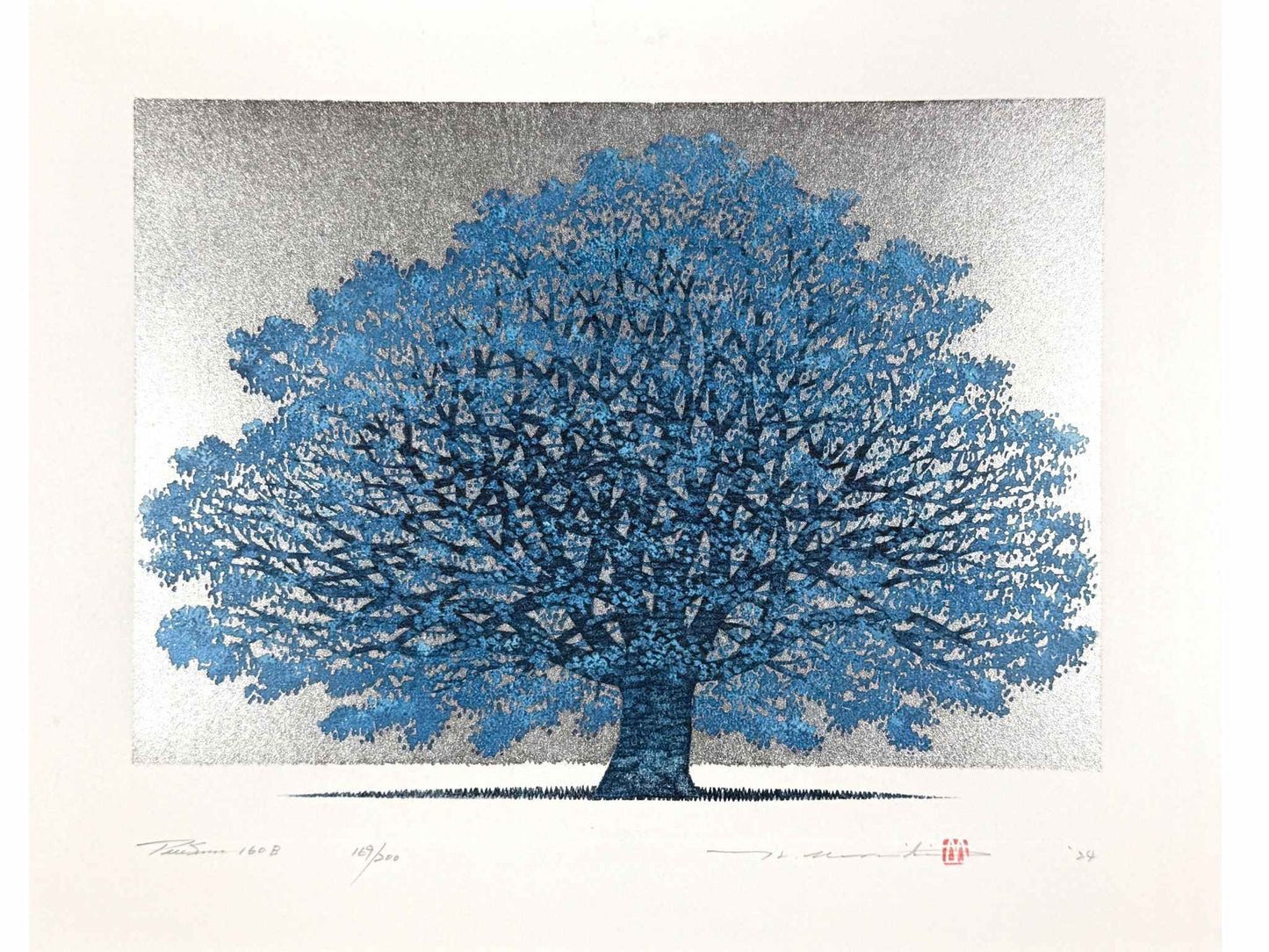 estampe japonaise contemporaine de Namiki Hajime, un arbre bleu sur fond argent, épreuve numérotée et signée