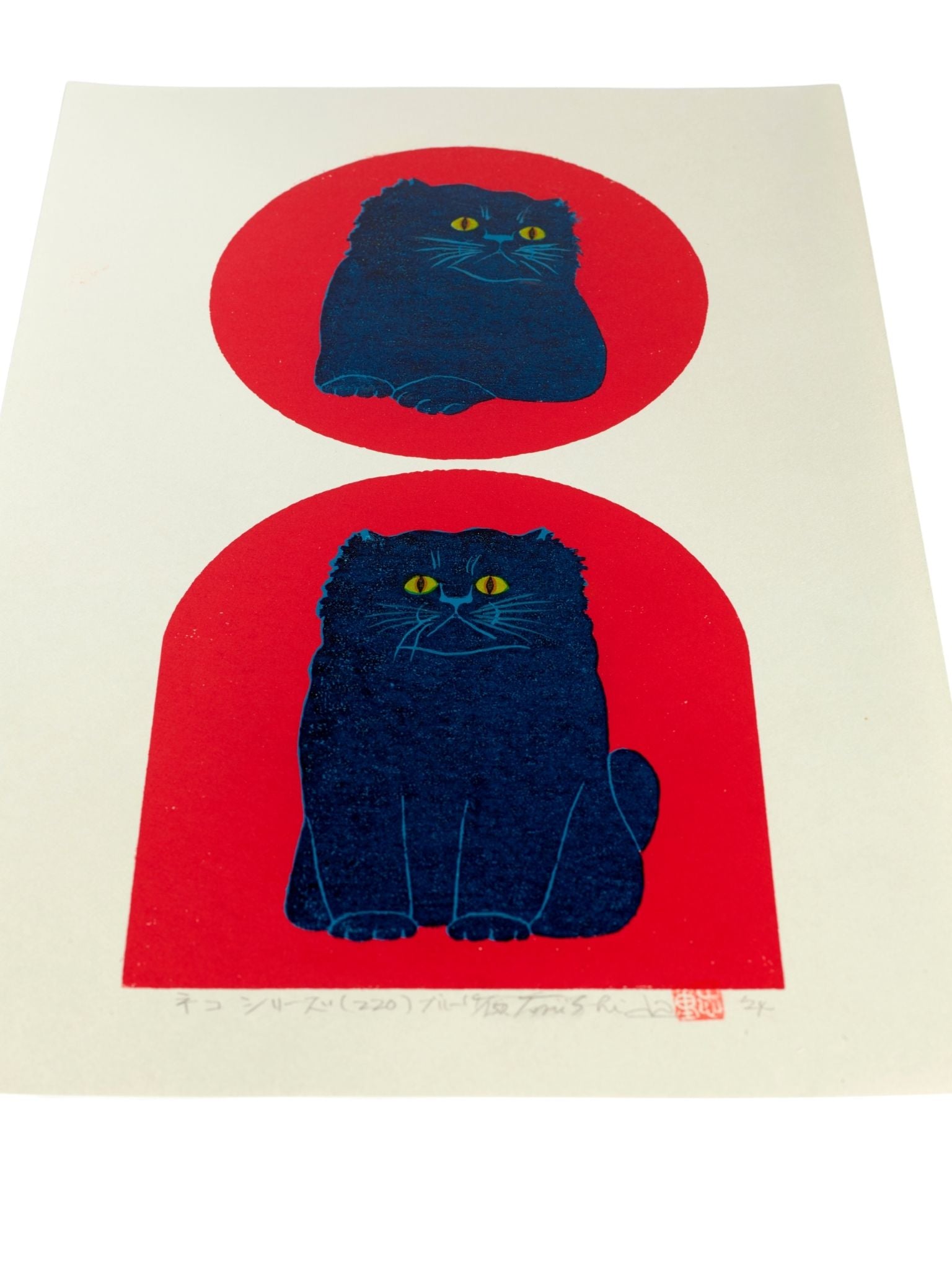 estampe japonaise de Nishida, deux chatons bleus sur fond rouge, vu en contreplongée