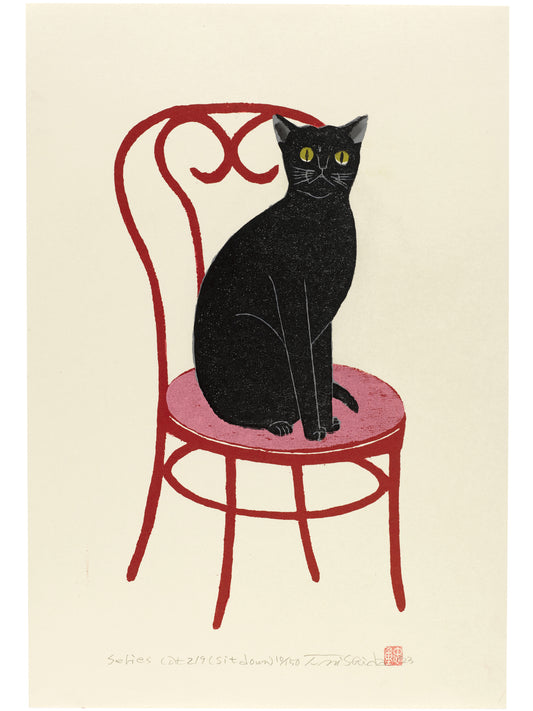 estampe japonaise de Nishida, chat noir aux yeux dorés, assis sur une chaise et nous regardant