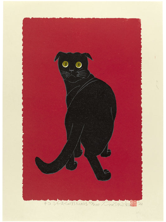 estampe japonaise de Nishida, chat noir aux yeux dorés se retournant sur fond rouge