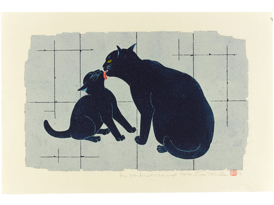 estampe japonaise contemporaine de Nishida Tadashige, chatte lèchant son chaton sur fond gris