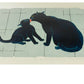 estampe japonaise contemporaine de Nishida Tadashige, chatte lèchant son chaton sur fond gris, vu de profil