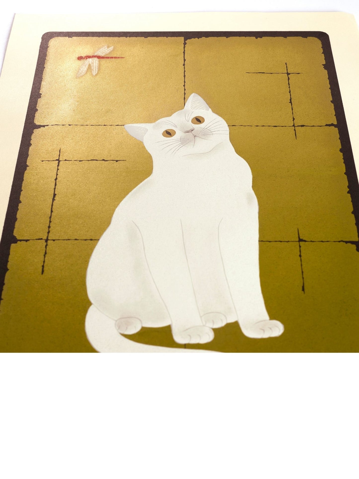 estampe japonaise de Nishida, chat blanc observant un libellule sur fond or, vu de profil le reflet du doré