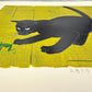 Estampe japonaise de Nishida montrant un chat noir jouant avec une grenouille sur fond vert et jaune, vue de profil pour le détail du fond