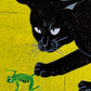 Estampe japonaise de Nishida montrant un chat noir jouant avec une grenouille sur fond vert et jaune, gros plan sur la tête