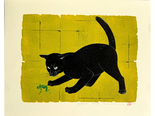 Estampe japonaise de Nishida montrant un chat noir jouant avec une grenouille sur fond vert et jaune
