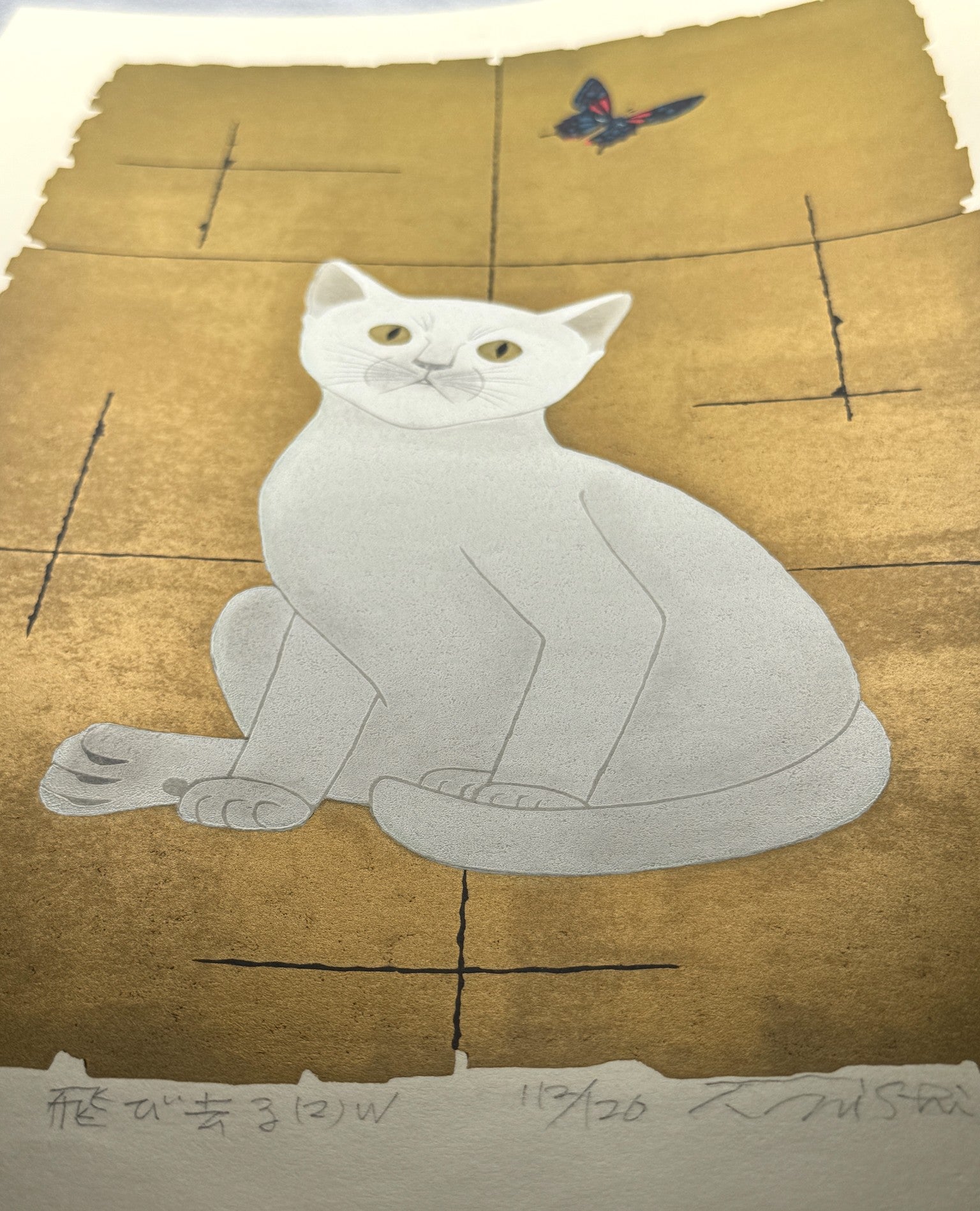 Estampe japonaise de Nishida représentant un chat blanc et un papillon sur fond doré, vue de profil des reflets dorés