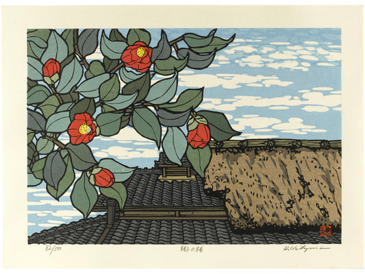 estampe japonaise de Nishijima, camélia en fleurs au dessus d'un toit de chaume et ardoise sur fond de ciel bleu nuageux