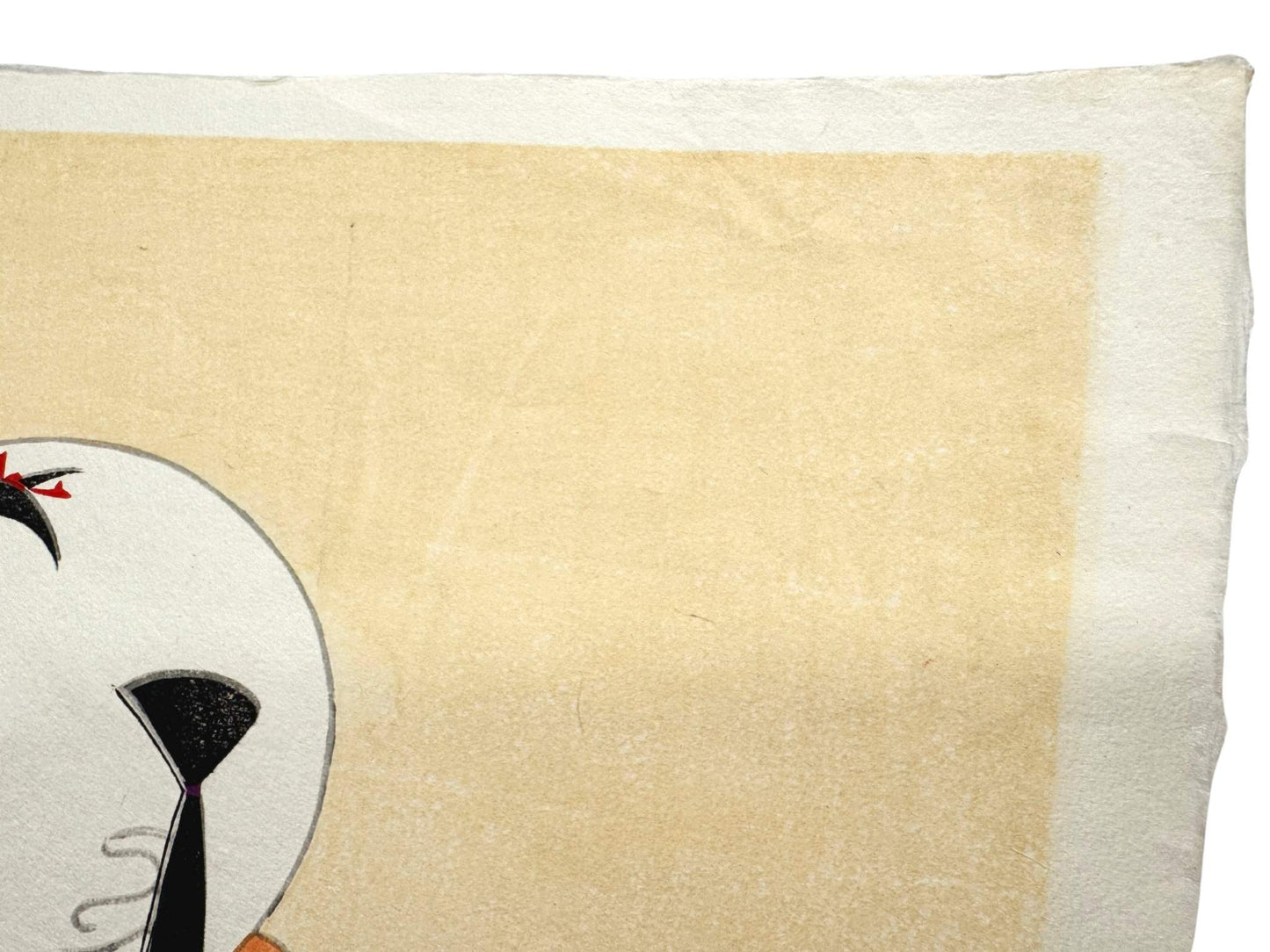 estampe japonaise de Nishizawa Tekiho représenatant deux poupées Gosho avec leurs jouets, gros plan sur pli dans le papier