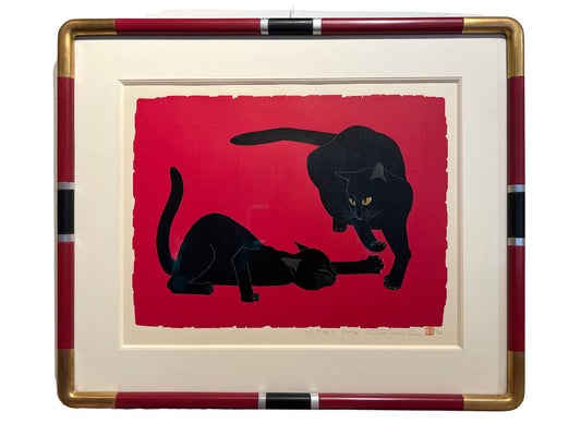 estampe japonaise contemporaine encadrée, deux chats noirs jouant sur fond rouge, yeux or, avec cadre à coins ronds rouge, or, noir, argent