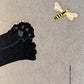 estampe japonaise chat noir sautant sur une abeille, gros plan sur l'abeille