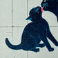 estampe japonaise contemporaine chatte lèchant son chaton sur fond gris, le chaton
