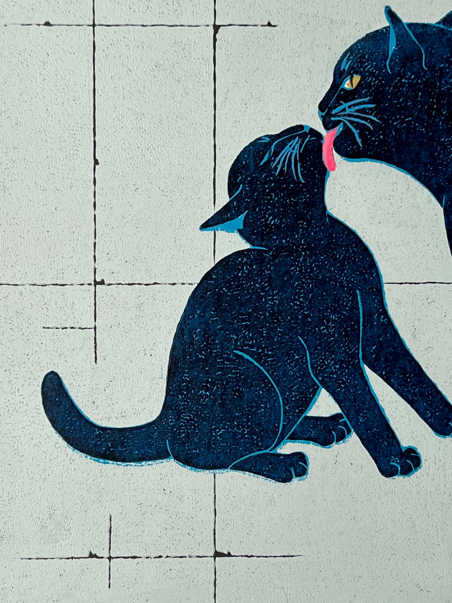 estampe japonaise contemporaine chatte lèchant son chaton sur fond gris, le chaton