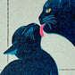 estampe japonaise contemporaine chatte lèchant son chaton sur fond gris, détail têtes chats bleus