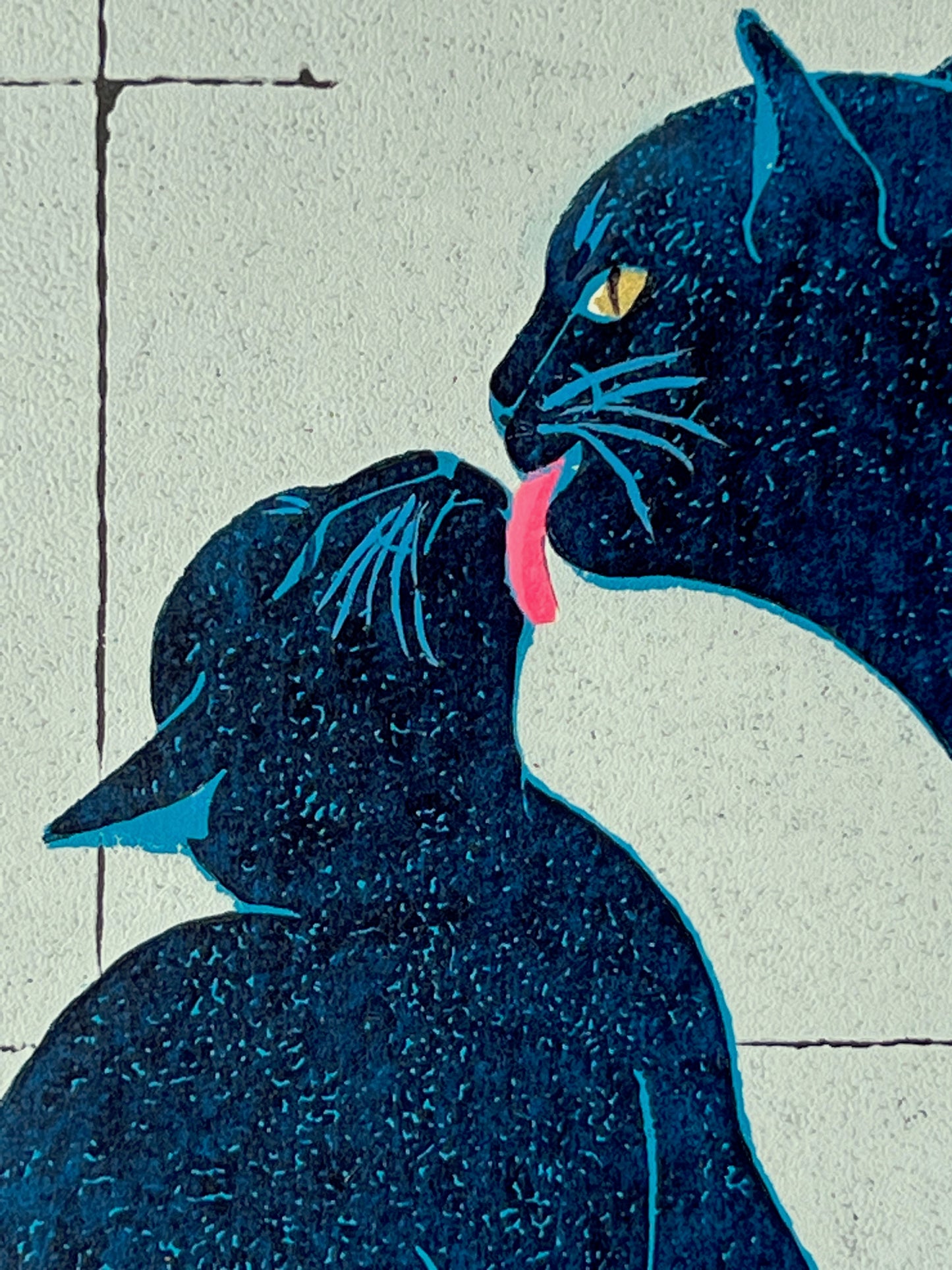 estampe japonaise contemporaine chatte lèchant son chaton sur fond gris, détail têtes chats bleus