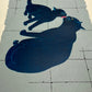 estampe japonaise contemporaine chatte lèchant son chaton sur fond gris, le profil