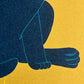 Estampe Japonaise Nishida chat bleu assis sur fond doré pattes chat
