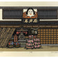 Estampe japonaise Nishijima Katsuyuki magasin de souvenir, visage femme statue et objets