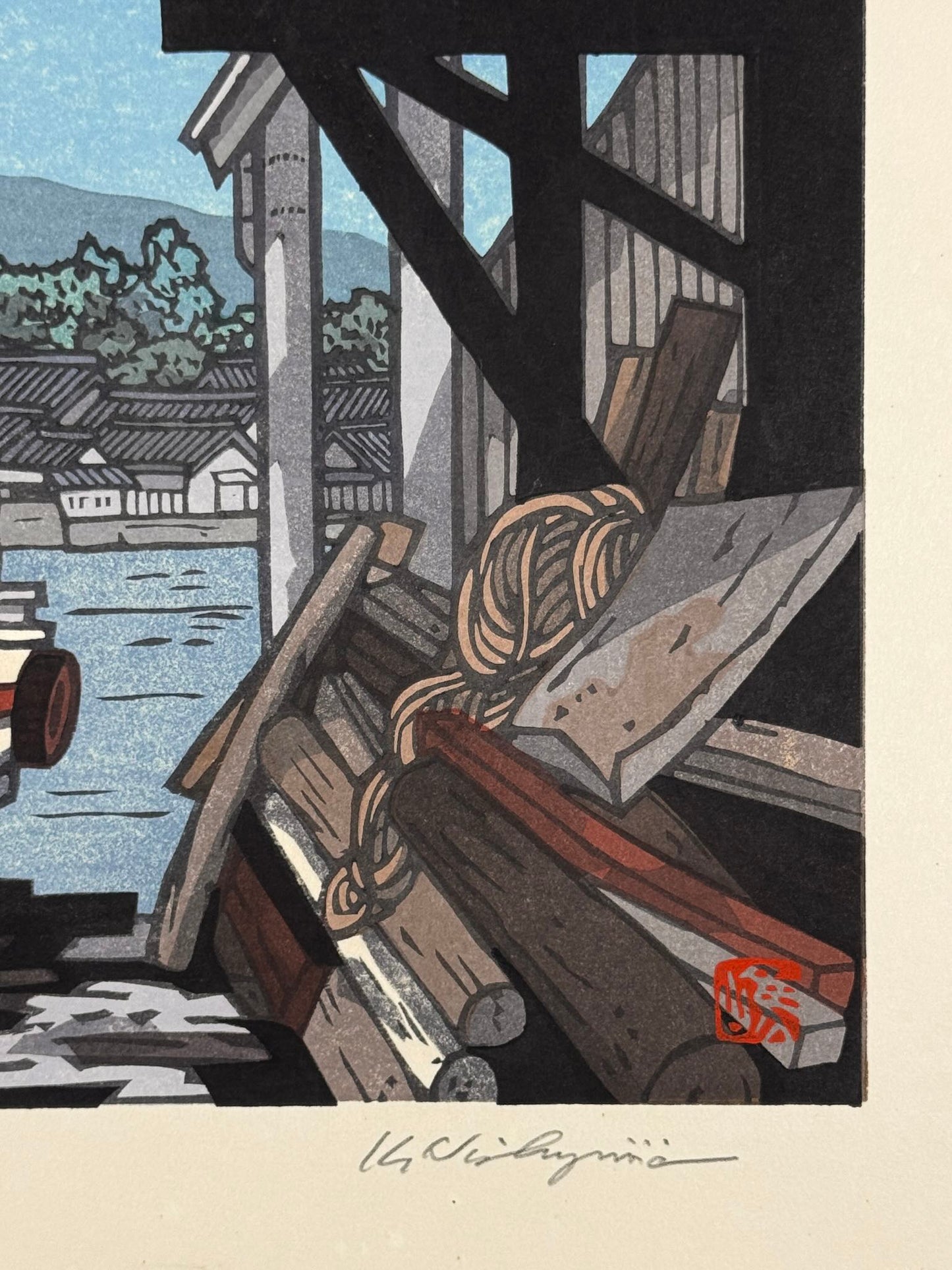 Estampe Japonaise de Nishijima représentant un bateau à l'entrée d'un hangar dans le port de Murotsu, détail de la signature au crayon et du sceau
