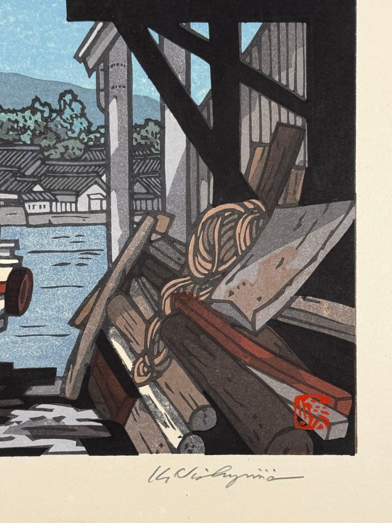Estampe Japonaise de Nishijima représentant un bateau à l'entrée d'un hangar dans le port de Murotsu, détail de la signature au crayon et du sceau