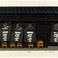 estampe japonaise contemporaine  de Nishijima, une entrée de restaurant avec noren table et tabouret