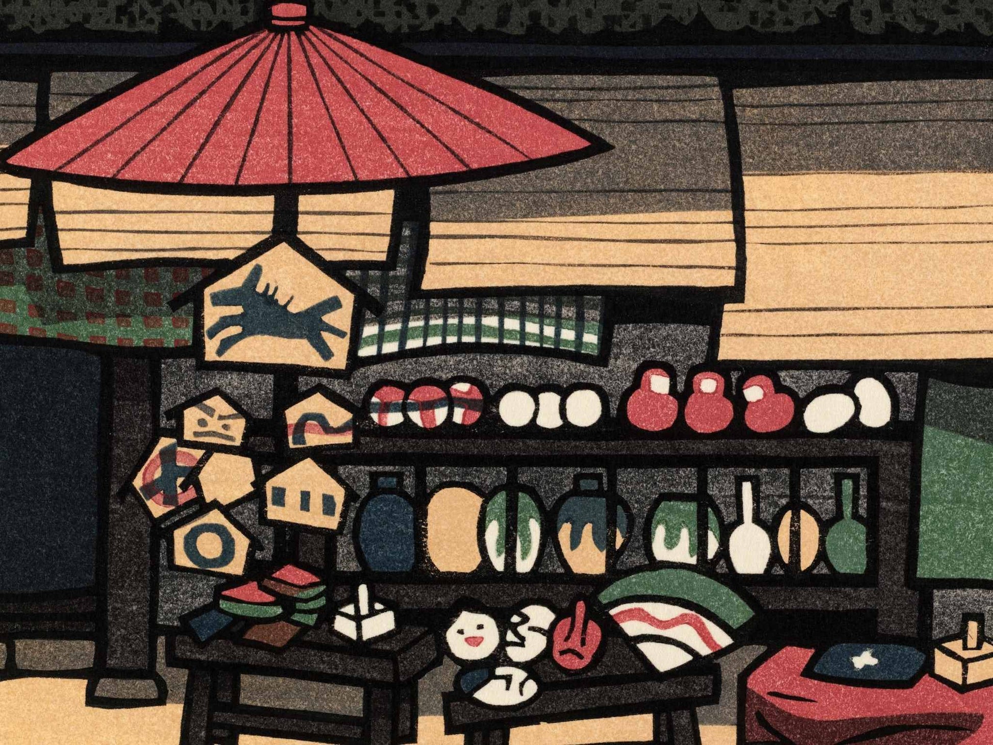 estampe japonaise de Nishijima, une boutique de souvenirs japonais avec Daruma, éventails, céramique... sous un parasol rouge, gros plan sur l'étal