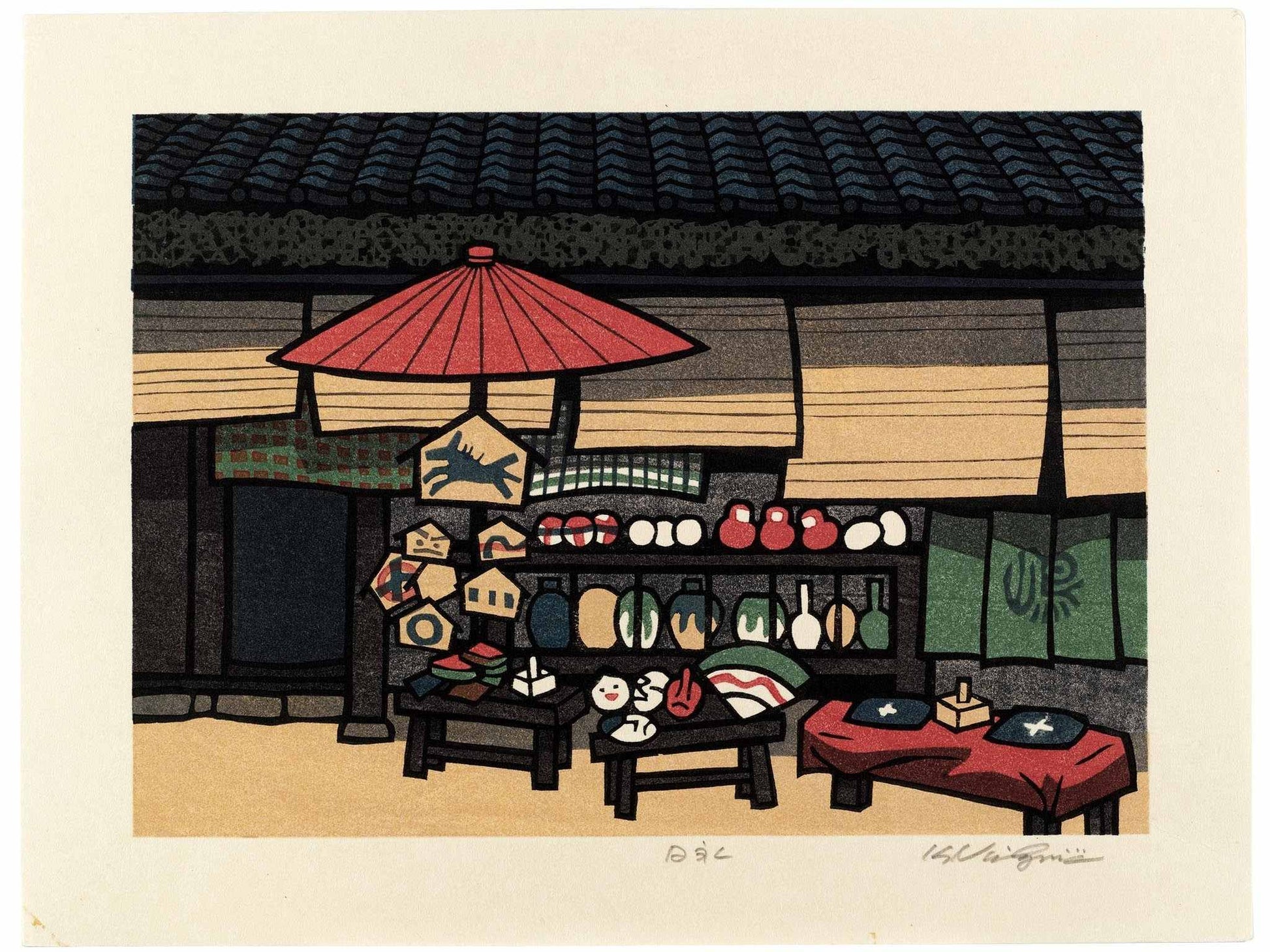 estampe japonaise de Nishijima, une boutique de souvenirs japonais avec Daruma, éventails, céramique... sous un parasol rouge