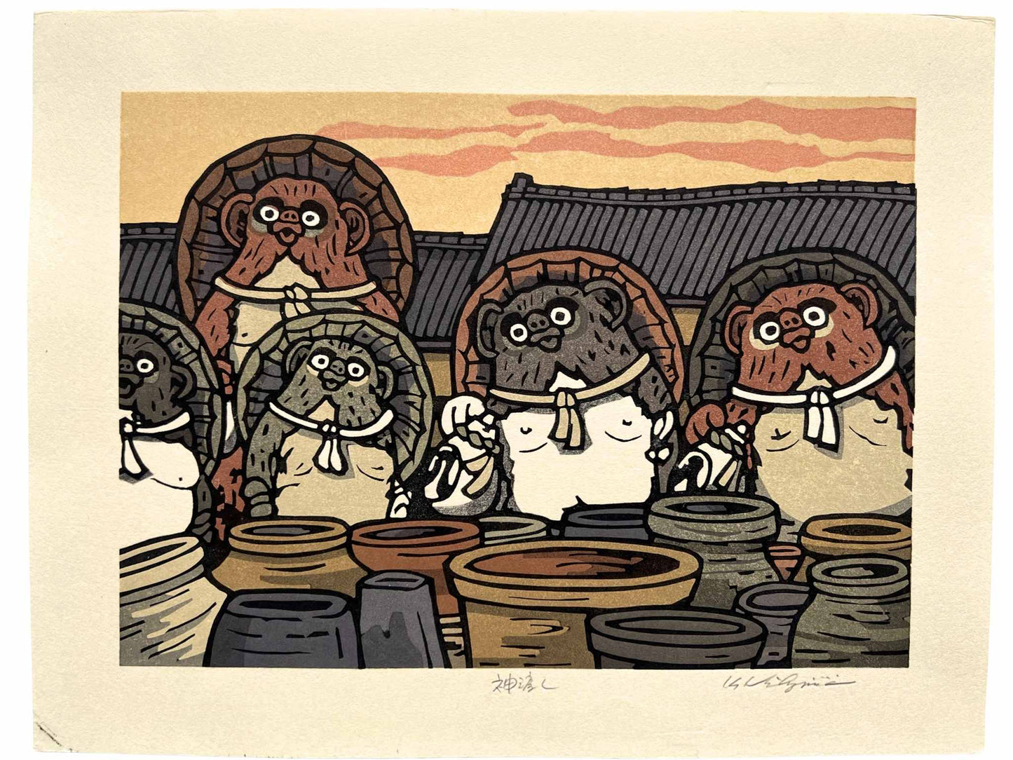 estampe japonaise de Nishijima, un groupe de tanuki devant des jarres en terre, toit des maisons et ciel jaune orange en arrière plan