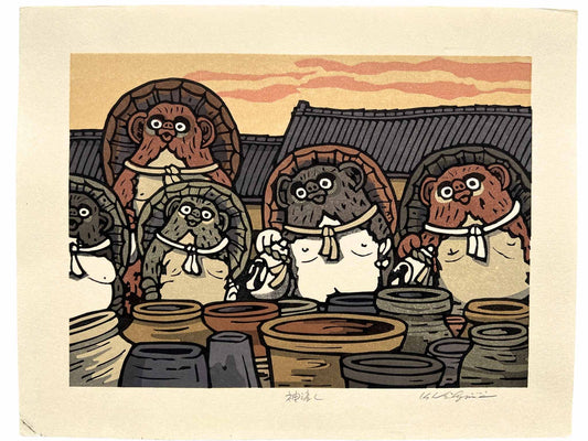 estampe japonaise de Nishijima, un groupe de tanuki devant des jarres en terre, toit des maisons et ciel jaune orange en arrière plan