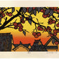 estampe japonaise de Nishijima, des kakis rouge sur des branches en periers plan, coucher de soleil sur les toits.
