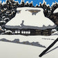 estampe japonaise paysage de neige, maison recouverte de neige, ciel bleu