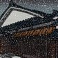 estampe japonaise neige tombant la nuit sur maison traditionnelle japonaise, façade en bois et toit vernisséles toits