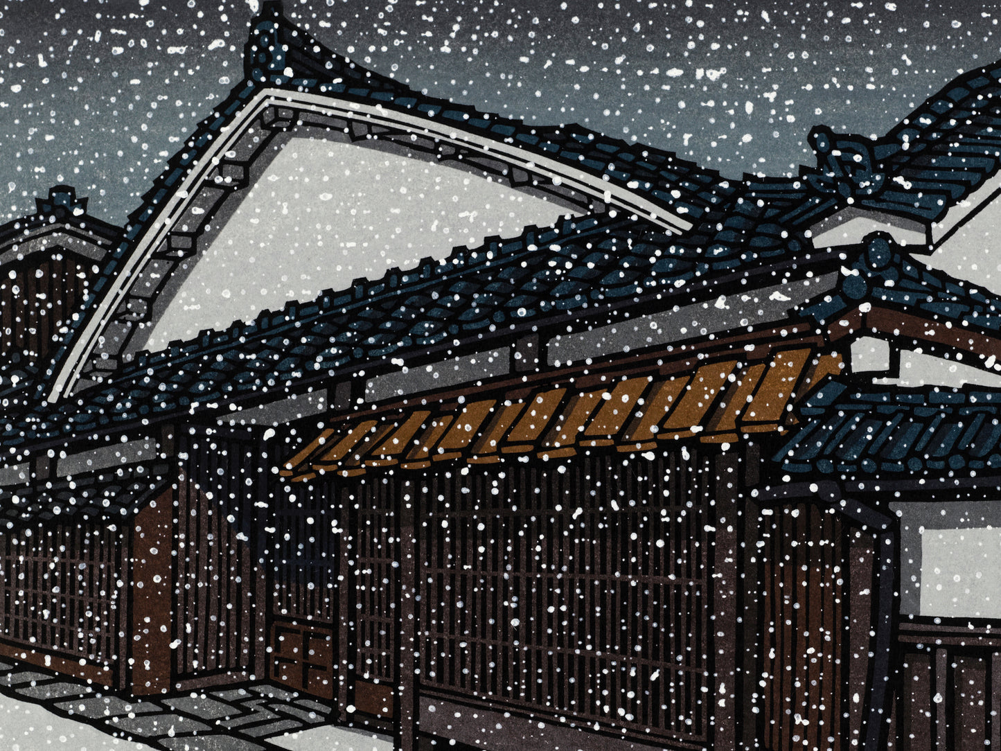 estampe japonaise neige tombant la nuit sur maison traditionnelle japonaise, façade en bois et toit vernisséles toits