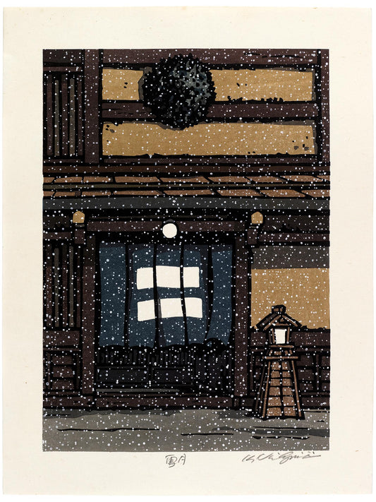 Estampe japonaise sous la neige, la neige tombe au premier plan devant une boutique traditionnelle japonaise dans une petite rue de Kyoto/ Une petite lanterne traditionnelle allumée devant l'échoppe