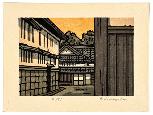 Estampe Japonaise de Nishijima Katsuyuki, Rue aux maisons traditionnelles japonaises au soleil couchant 