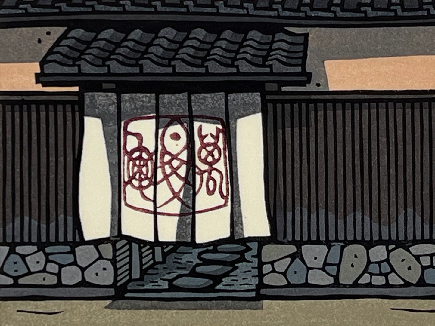 estampe japonaise contemporaine entrée restaurant poisson façade en bois et noren motif poisson stylisé, gros plan sur le noren