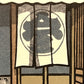 Estampe Japonaise de Nishijima Katsuyuki, facade d'ne entrée de boutique avec noren et claustra, Détail du noren  avec calligraphie