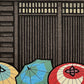 estampe japonaise trois parapluies devant une maison traditionnelle en bois, gros plan sur les parapluies colorés