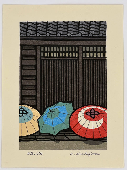 estampe japonaise trois parapluies devant une maison traditionnelle en bois.