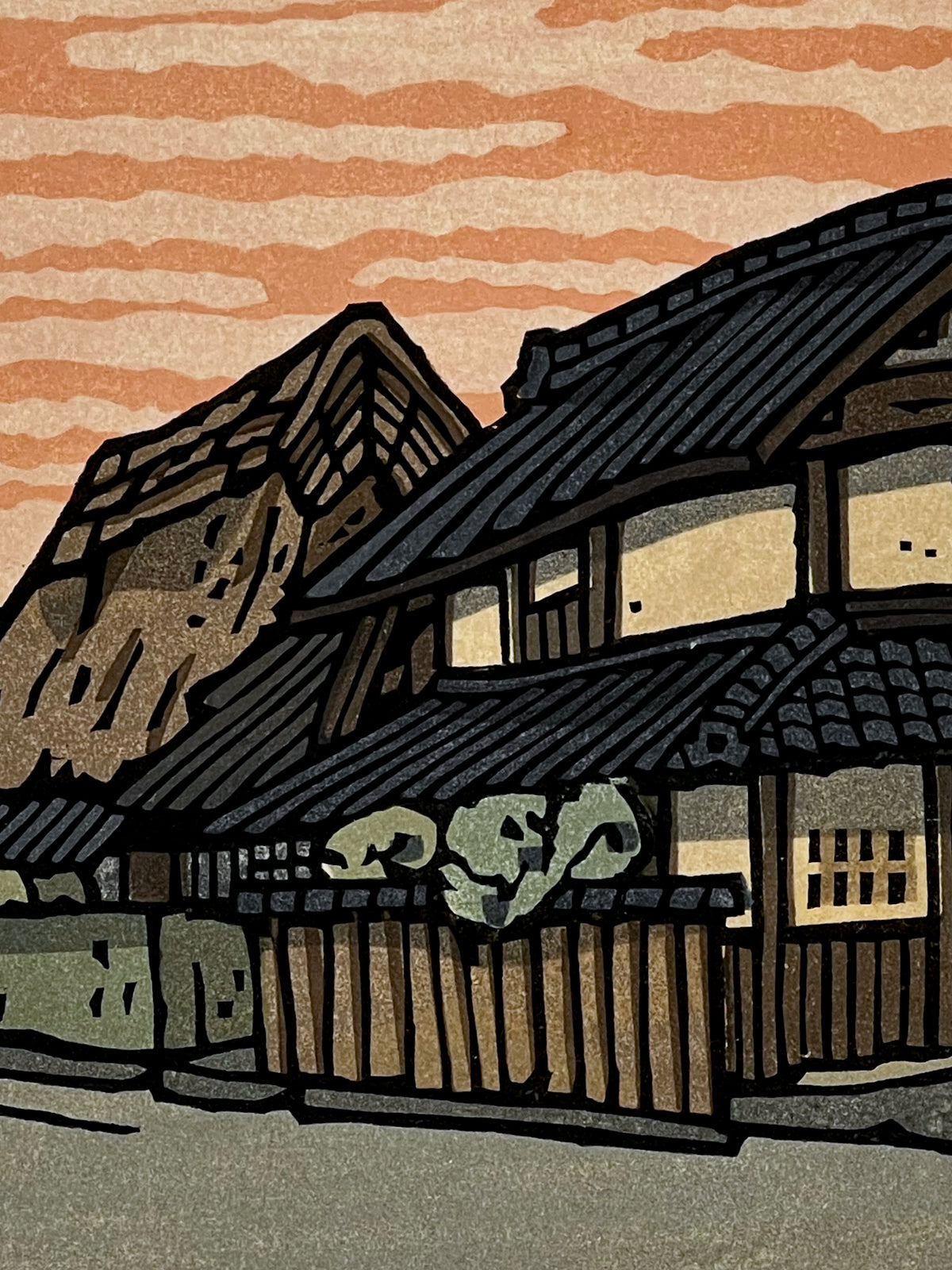 estampe japonaise contemporaine lever de soleil sur maisons traditionnelles japonaises, gros plan sur les maison et ciel orangé