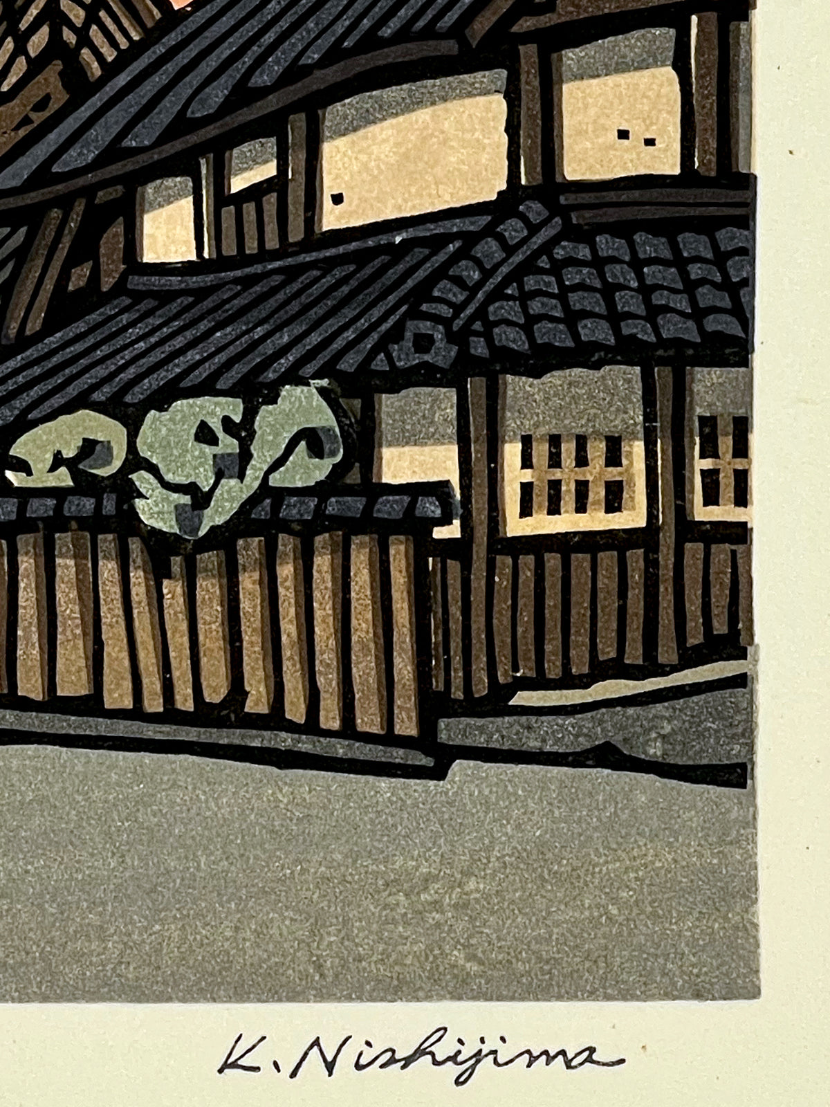 estampe japonaise contemporaine lever de soleil sur maisons traditionnelles japonaises,  signature de l'artiste Nishijima