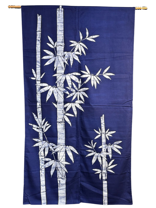 Noren japonais bleu foncé avec un motif blanc de bambous symbole de force, de pureté et de prospérité