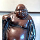 statuette en bronze cuivré de Hotei, dieu du bonheur, gros plan sur le torse nu