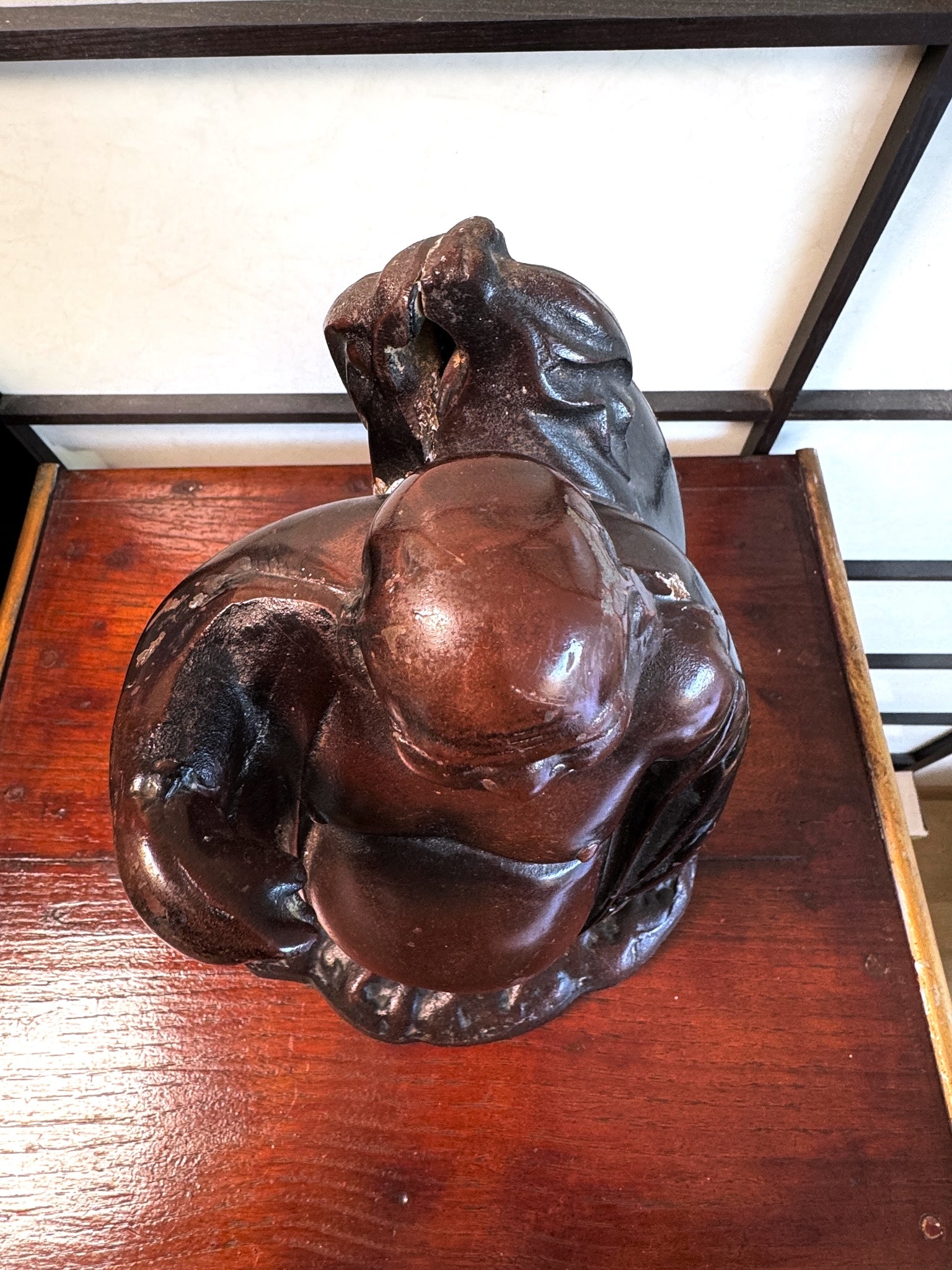 statuette en bronze cuivré de Hotei, dieu du bonheur, vu de dessus