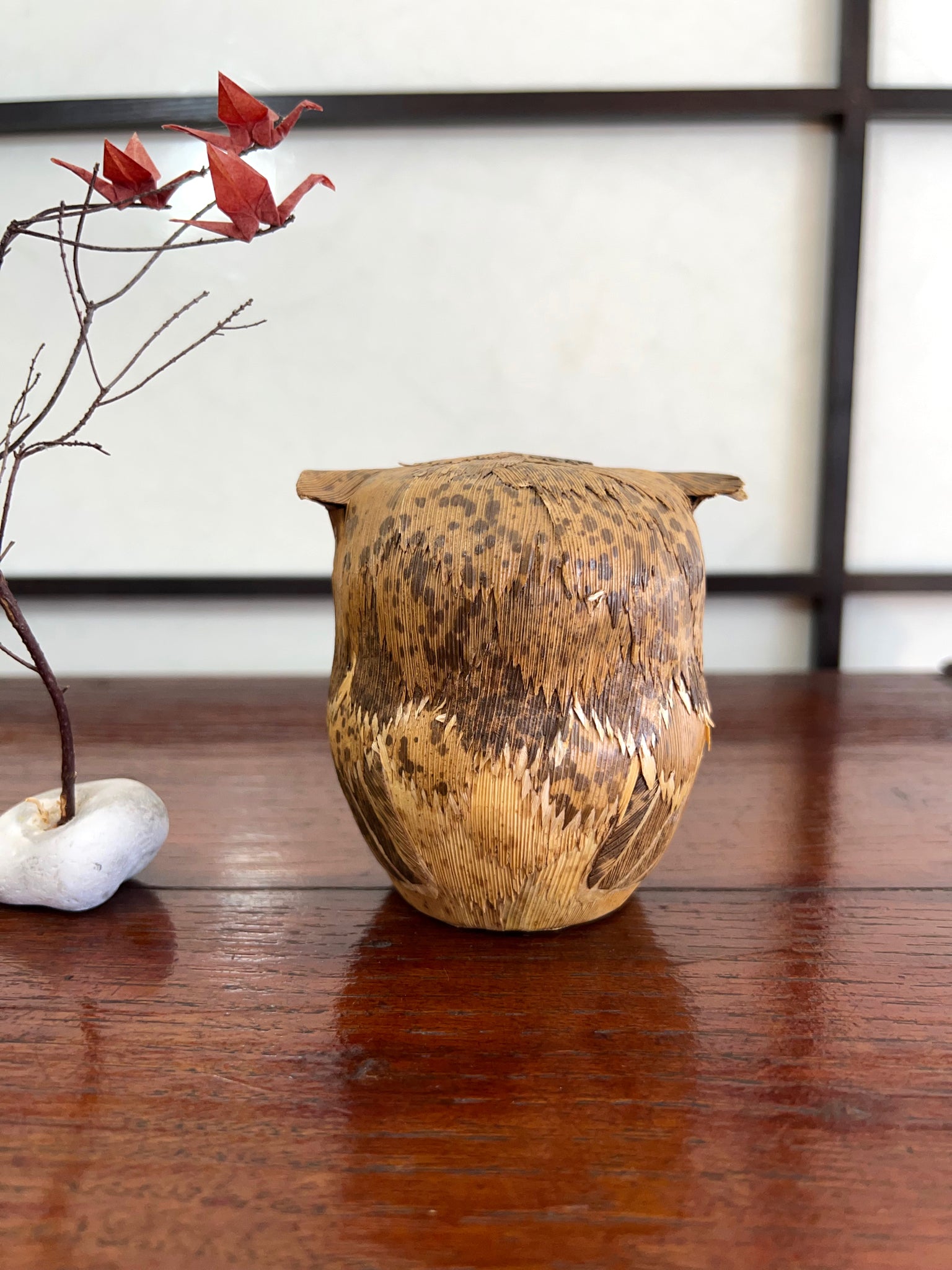 Hibou feuille bambou de dos