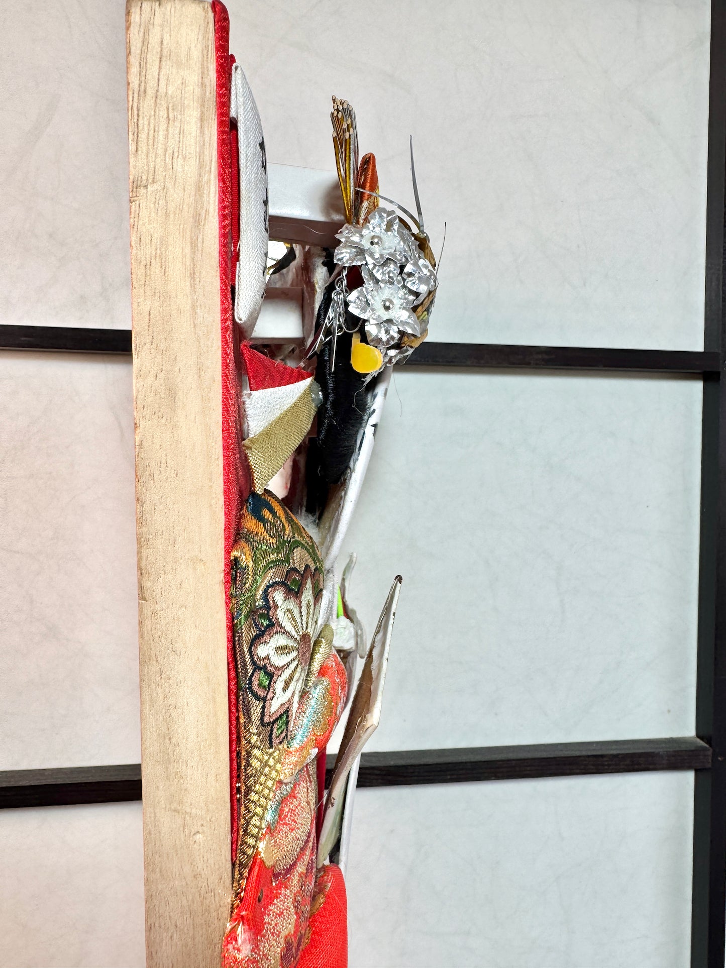 raquette décorative japonaise hagoita, femme tenant une hagoita miniature, motif bambou et prunier en fleur, vu de profil droit