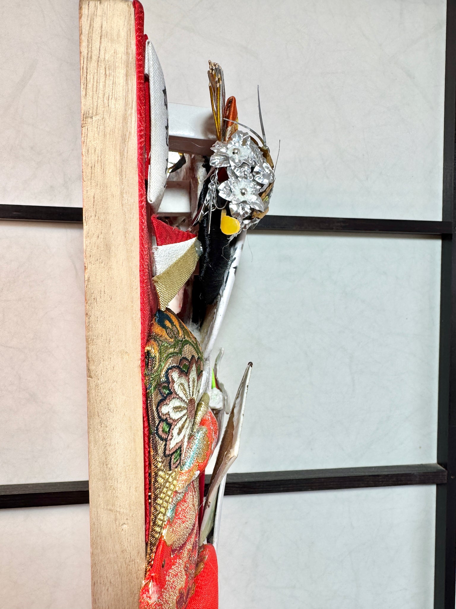 raquette décorative japonaise hagoita, femme tenant une hagoita miniature, motif bambou et prunier en fleur, vu de profil droit