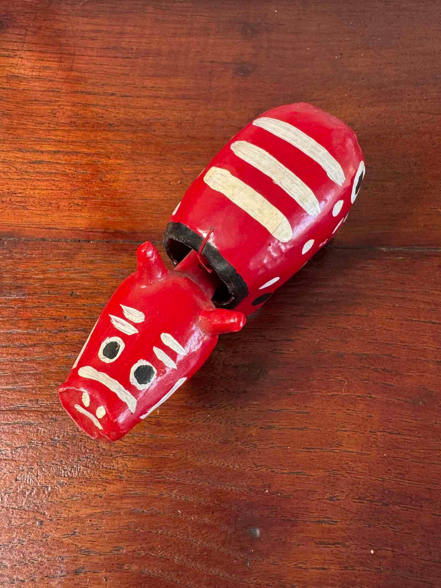 Akabeko japonais ancien rouge à pois blancs en papier mâché peint à la main, vu de dessus