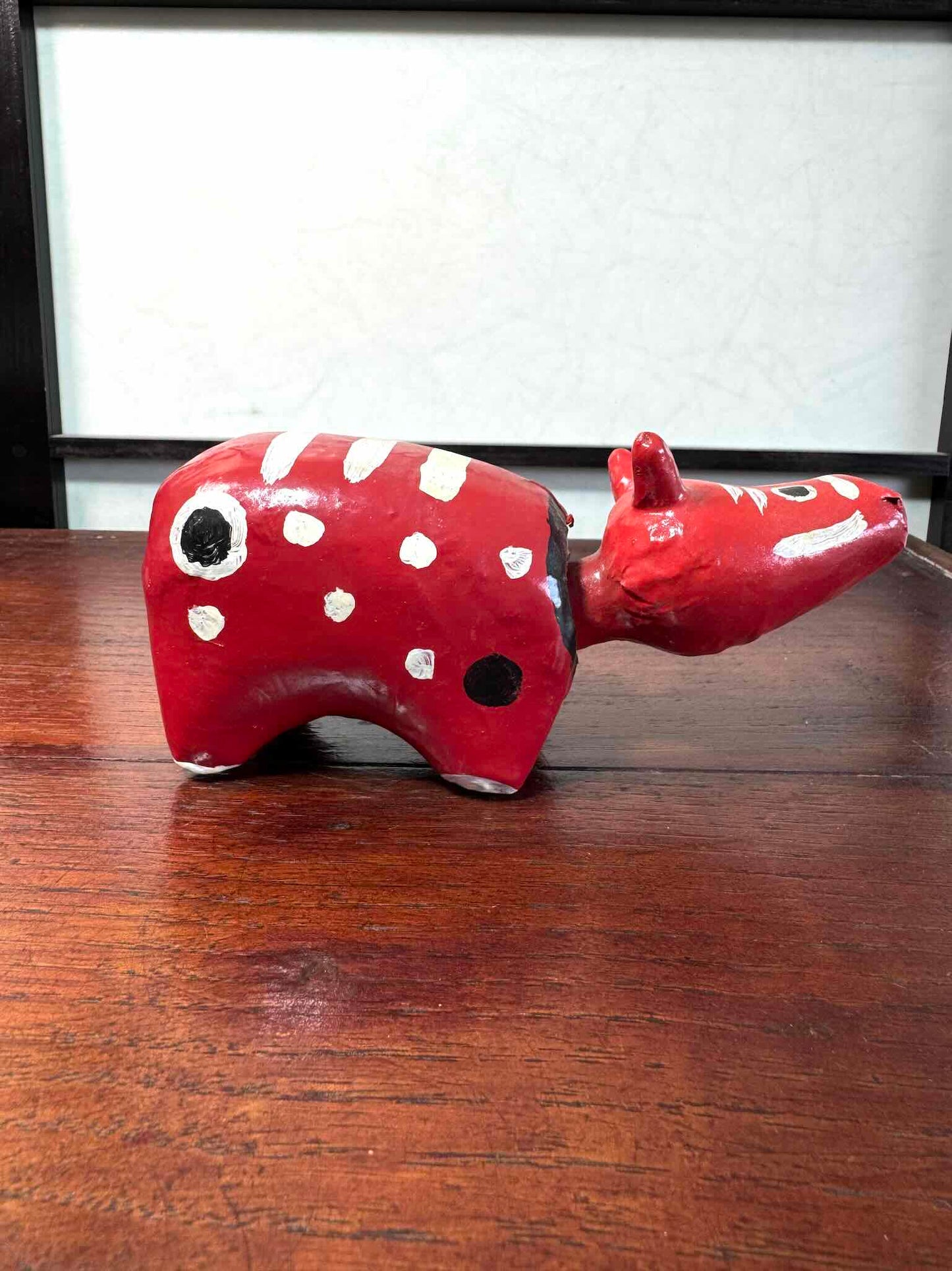 Akabeko japonais ancien rouge à pois blancs en papier mâché peint à la main, profil droit