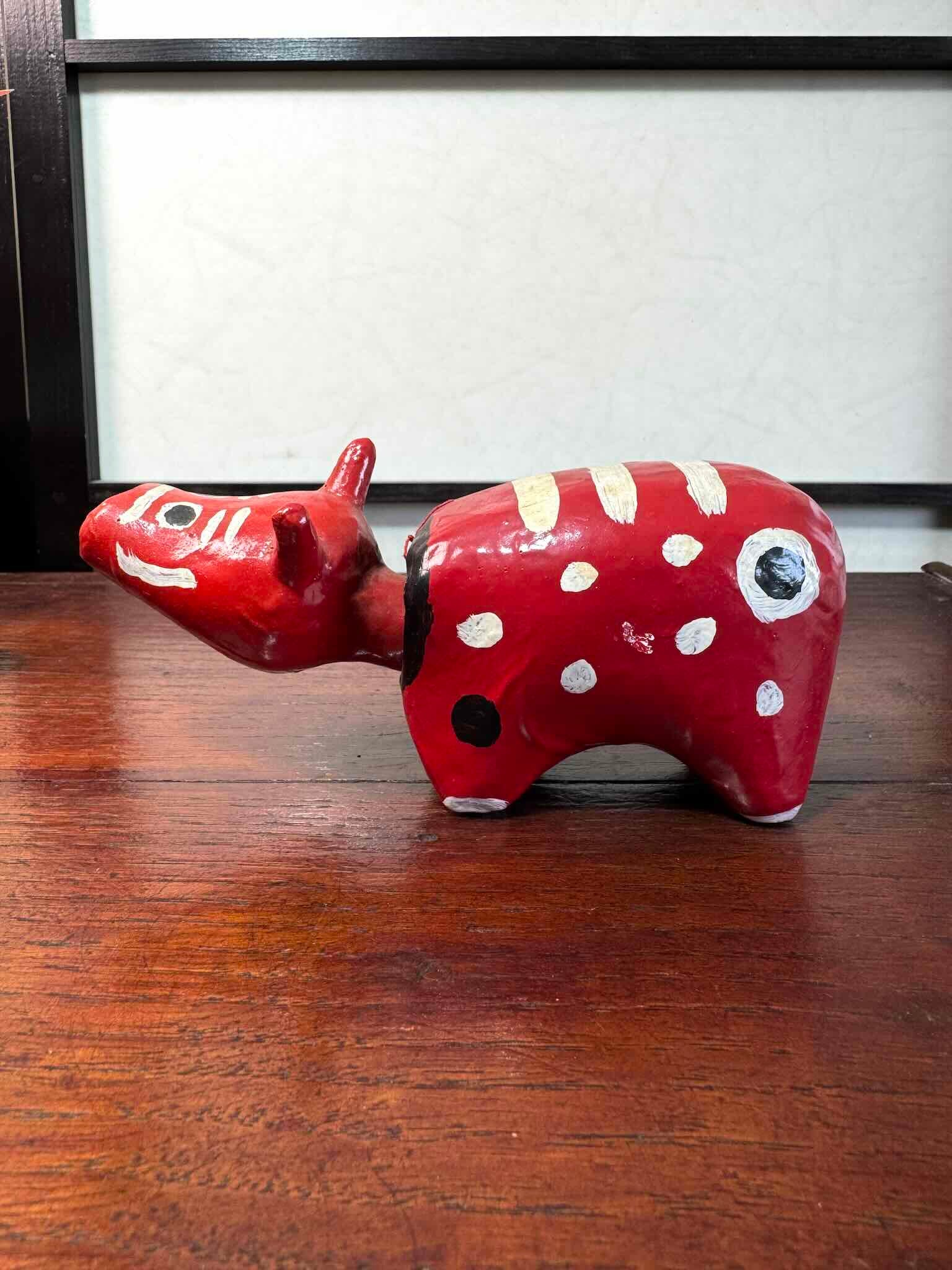 Akabeko japonais ancien rouge à pois blancs en papier mâché peint à la main, profil gauche